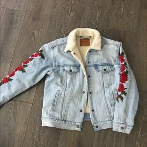 NEW LEVI’S DENIM SHERPA TRUCKER